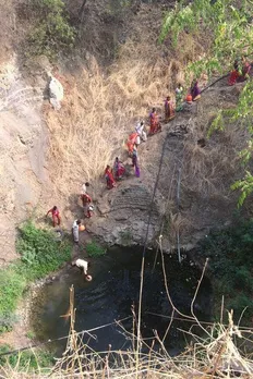 The long human chain by the steep slope for collection of water in Latur. Credits: BBC