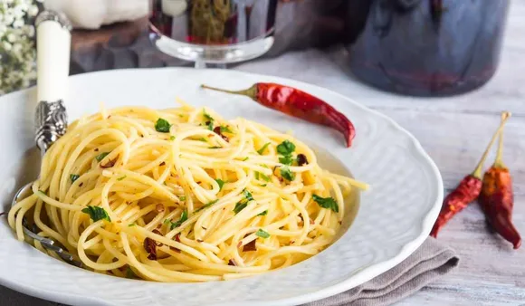 simple pasta recipes for dinner, Cacio e pepe, indian style pasta, marinara sauce pasta, olio aglio