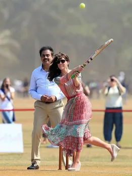 Duchess trying her hand at cricket in Mumbai. 