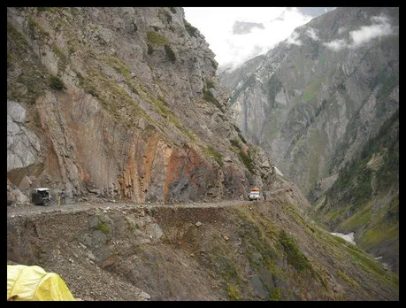 Narrow roads with deep gorges at Sach Pass