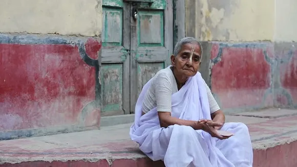 Old women in India, giving away flowers on TikTok