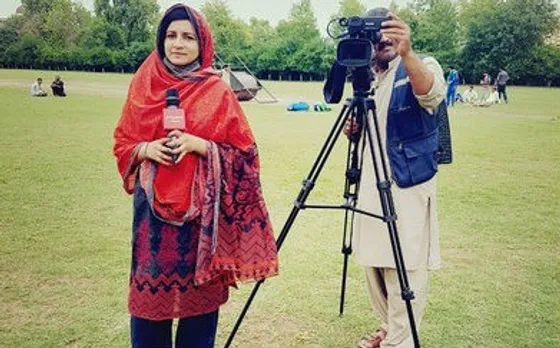 Meet Manmeet Kaur, Pakistan’s First Sikh News Reporter
