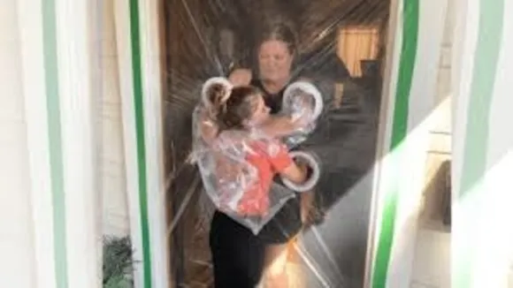 10-Year-Old Girl Makes A "Hug Curtain" So That Grandparents Feel Loved