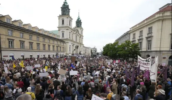 Protesters Call Out Poland's Abortion Law After Pregnant Woman Dies