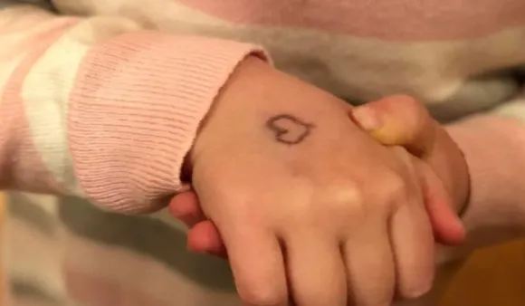Why Does This US Mother Draw Heart On Daughter's Hand Every Day Before School?
