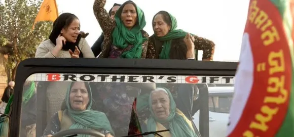 On National Farmers Day Photo of 62-Year-old Manjeet Kaur Driving to Singhu Border Goes Viral
