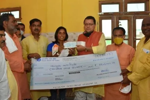 Vandana Katariya Gets Tilu Rauteli Award And Rs 25 Lakh From Uttarakhand CM