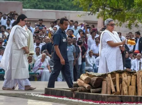 Hindu Women Perform Cremation Rites Defying Traditions