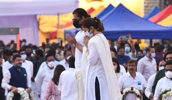 SRK 'Spitting' At Lata Mangeshkar’s Funeral Controversy: Urmila Matondkar Reacts