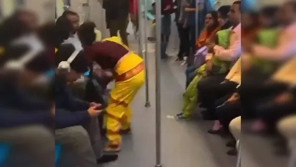 Viral Video: Woman Dressed As Manjulika Scares Metro Travelers