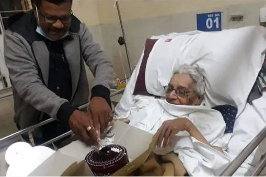 Viral Photo : Mumbai Cop Celebrates 83-Year-Old Hospitalised Woman's Birthday