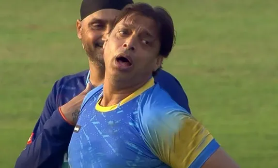 ‘Itna haaf kyu rahe ho?’ - Fans react to viral image of Shoaib Akhtar with awkward expression in LLC Masters