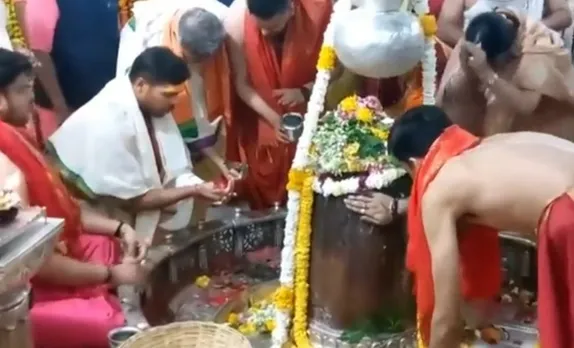 ‘Isko next match khilao kisi bhi tarah’ - Fans react to viral image of Umesh Yadav visiting Mahakaleshwar Jyotirlinga Temple in Ujjain