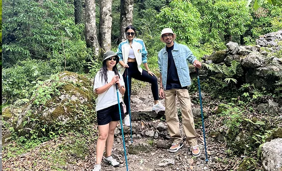 'Iyer kahan hai?' - Fans flood hilarious tweets as photos of Yuzvendra Chahal's family trip to Mussoorie go viral