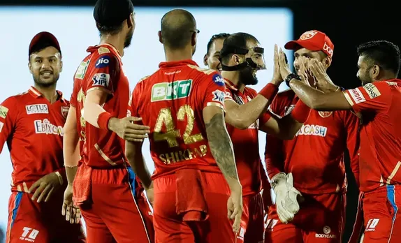 'Tumse na ho paega'- fans unhappy with Bangalore as they miss a golden chance of reaching the playoffs after losing to Punjab by 54 runs