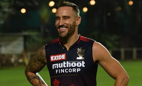 'Ee Sala tournament is already over'- Fans react as Faf du Plessis receives 'sweet surprise' from RCB fan in Qatar