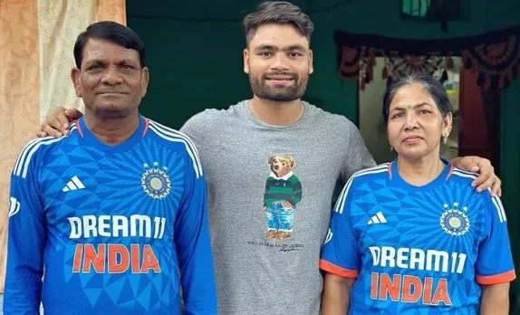 Rinku Singh with his parents (Image Source: Twitter)