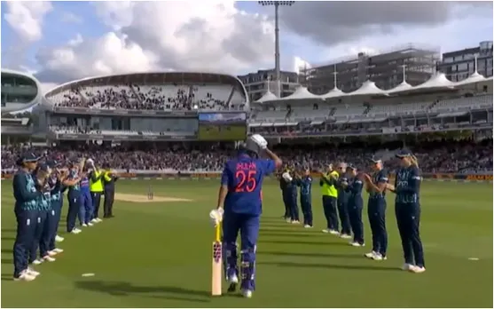 वीडियो : विदाई मैच में इंग्लैंड के खिलाड़ियों ने झूलन गोस्वामी को दिया गार्ड ऑफ ऑनर