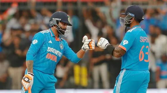 टीम इंडिया के बल्लेबाजों ने बजाई ऑस्ट्रेलियाई गेंदबाजों की बैंड, सूर्या के बल्ले ने बरसा आग