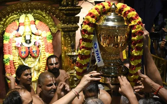 'Isiliye best franchise hai' - Twitter reacts as CSK take IPL trophy to Chennai temple, hold special prayer