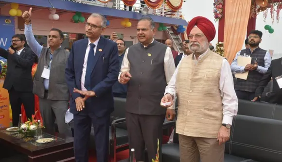 Petroleum Minister Hardeep Puri Inaugurates Floating CNG Station for Boats