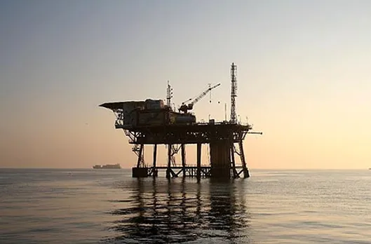 Oil Prices Rise on Iran Sanction Worries, Despite Surging US Supplies