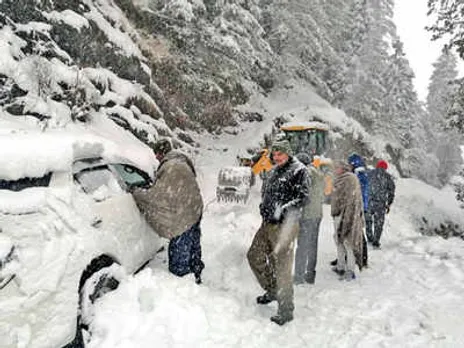 Rain lashes Punjab, Haryana, heavy snowfall hits Himachal Pradesh |  Chandigarh News - Times of India