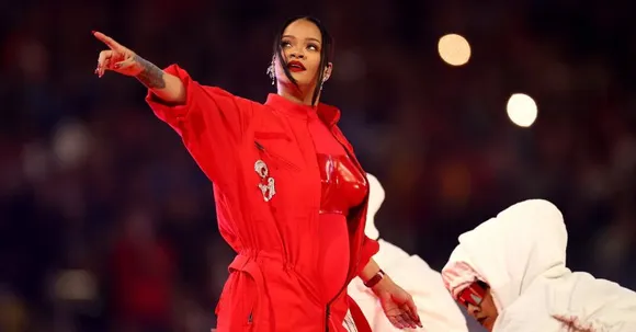 Twitterati reacting to Rihanna's Super bowl performance is the wildest thing on the internet RN!