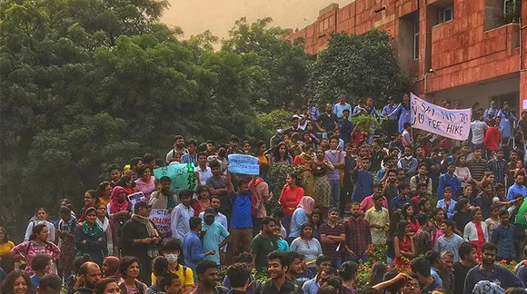 Students Union in Delhi protest aganist JNU fee hike, curfew timings and dress code
