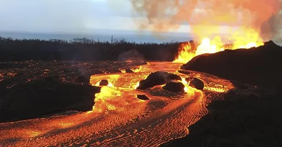 Kilauea volcano erupts on Hawaii's Island