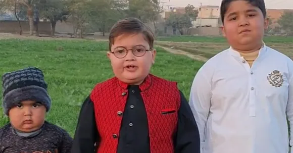 "Peeche toh dekho" kid's adorable little brother is making netizens laugh this time