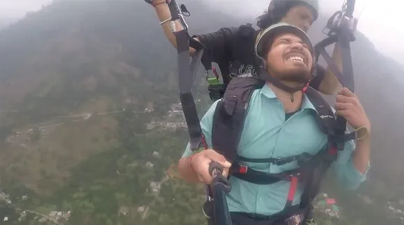 Twitter lands on hilarious memes after this man's paragliding video went viral