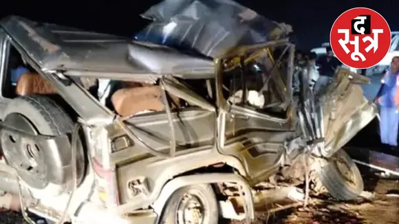 Indore Road Accident : खड़े ट्रक में बोलेरो ने मारी टक्कर , 8 की मौके पर ही मौत