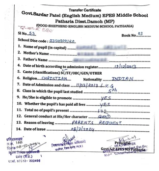 रवि शंकर की बेटियों को जो टीसी दिया गया उसमें धर्म के कॉलम में क्रिश्चियन लिखा है। जबकि वे हिंदू हैं।
