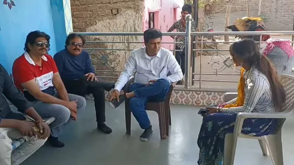 Viral Girl Monalisa Garland Seller Monalisa Gets Film Offer Director Sanoj  Mishra Himself Goes To Her House - Amar Ujala Hindi News Live - Viral Girl  Monalisa:माला बेचने वाली मोनालिसा को मिला