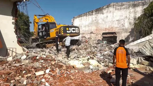 Gujarat Banaskantha Blast Updates Palanpur Police arrest firecracker godown owner near Deesa casualties rescue