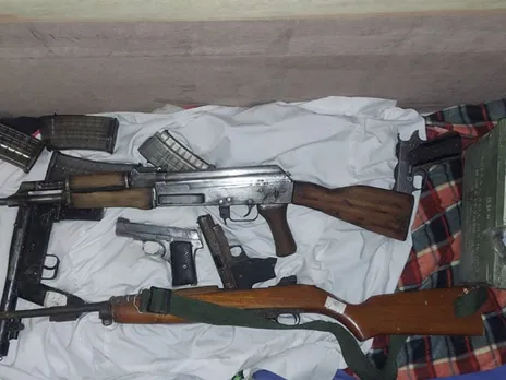 Viral Video: पानी में हथियारों को चमकाती नजर आई महिला, मौके पर पहुंची तो  हैरान रह गई पुलिस | Viral Video of Woman Washing Weapons in water in Morena  Police take action