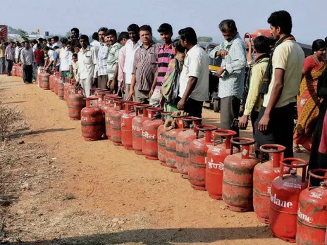 Gas cylinder : खाते में कितनी आएगी सब्सिडी, ऐसे करें चेक | LPG Gas Cylinder  How Much Subsidy Is Being Received On LPG In February Check This Way -  Hindi Goodreturns