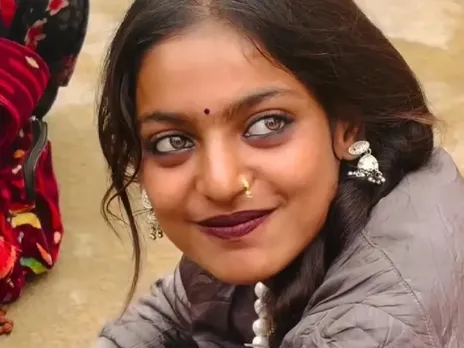 महाकुंभ वायरल गर्ल की फिल्मी दुनिया में एंट्री ! मोनालिसा के घर पहुंचे डायरेक्टर