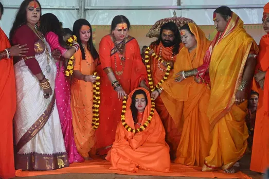 photo Mamta Kulkarni becoming Mahamandaleshwar process Sangam bath own Pind  Daan and Pattabhishek संगम स्नान, अपना ही पिंडदान और पट्टाभिषेक, तस्वीरों  में देखिए ममता कुलकर्णी के ...