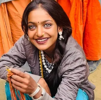 Mahakumbh में Monalisa, परेशानी बने सोशल मीडिया पर वायरल लड़की के तीखे  नैन-नक्श | Mint