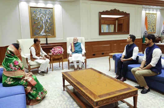 ANI on X: "Union Minister Shivraj Singh Chouhan along with wife and sons  met Prime Minister Narendra Modi. "We invited the Prime Minister to attend  the wedding of our sons...," posted Chouhan (