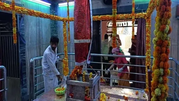 अलोपी देवी मंदिर में गिरा था माता सती का पंजा, नवरात्रि में यहां लगती है  भक्तों की भीड़