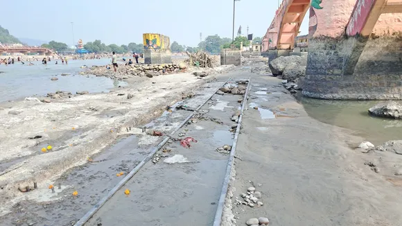 PHOTOS: हरिद्वार में गंगा के नीचे मिलीं ट्रेन की पटरियां! पानी के अंदर कहां से आया रेलवे ट्रैक, खुल गया रहस्य