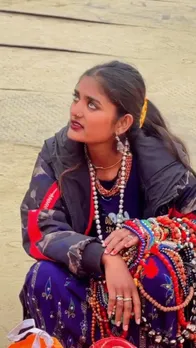 वायरल लड़की कुंभ मेले की माला बेचने वाली हर कोई फोटो ले रहे हे.#kumbhmela2025 #mahakumbh #trending - YouTube