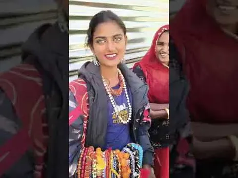 मोनालिसा महाकुंभ में माल बेचते हुए हुई वायरल Monalisa vairal girl#monalisha  #vairalvideo #mahakumbh# - YouTube