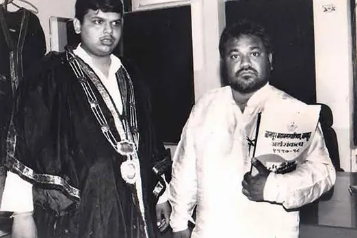 नागपुर के भारतीय जनता युवा मोर्चा अध्यक्ष बनने के बाद देवेंद्र फडणवीस।