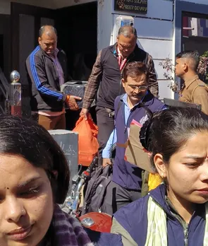 रतलाम में विकास सोलंकी के घर पर साढे़ 8 घंटे जांच के बाद EOW की टीम रवाना हुई।