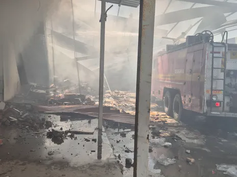 बॉयलर फटने से हुए विस्फोट से पटाखा फैक्ट्री की छत ढह गई।