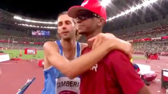ओलंपिक में मानवता: विनर का अकेले मेडल लेने से इनकार, चोटिल साथी के साथ शेयर किया